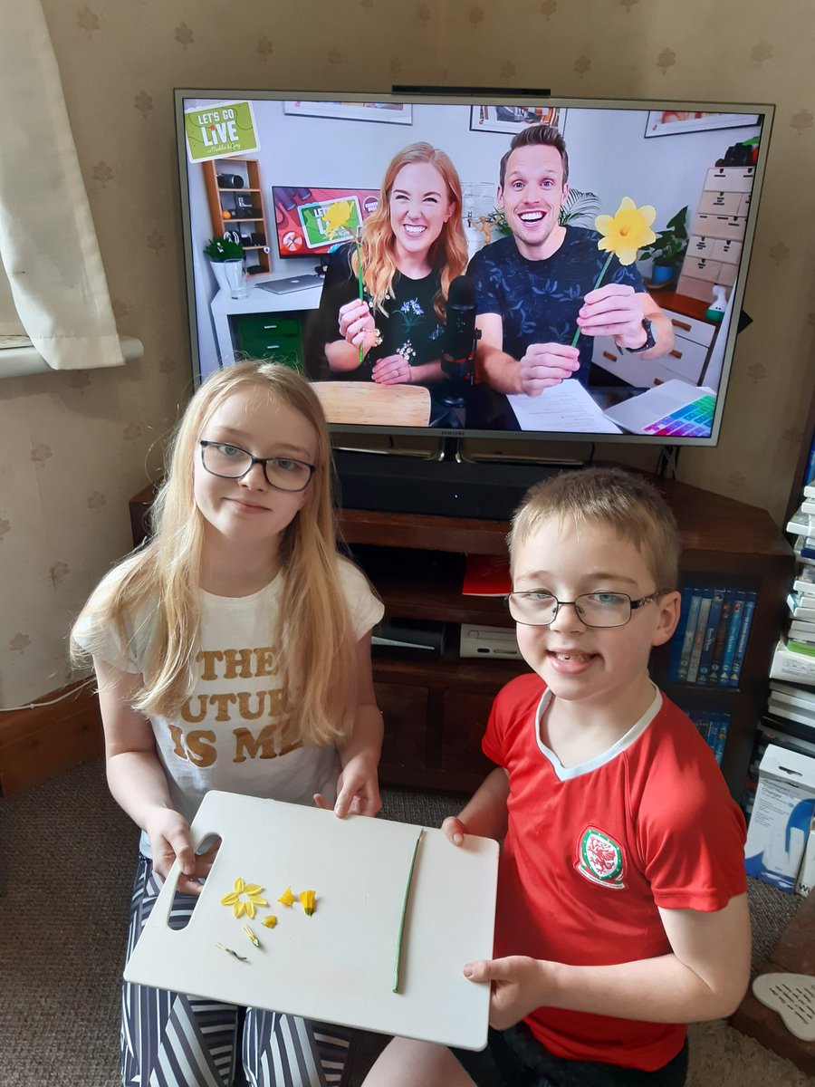 Isabel and Joseph's daffodil dissection 🌼🌼🌼<a href="/maddiemoate/">Maddie Moate</a> <a href="/gregfoot/">Greg Foot</a> #letsgolive