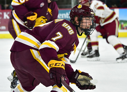 Scott Perunovich: 2019-20 CHN Player of the Year - collegehockeynews.com/news/2020/03/2… <a href="/UMDMensHockey/">UMD Men's Hockey</a>
