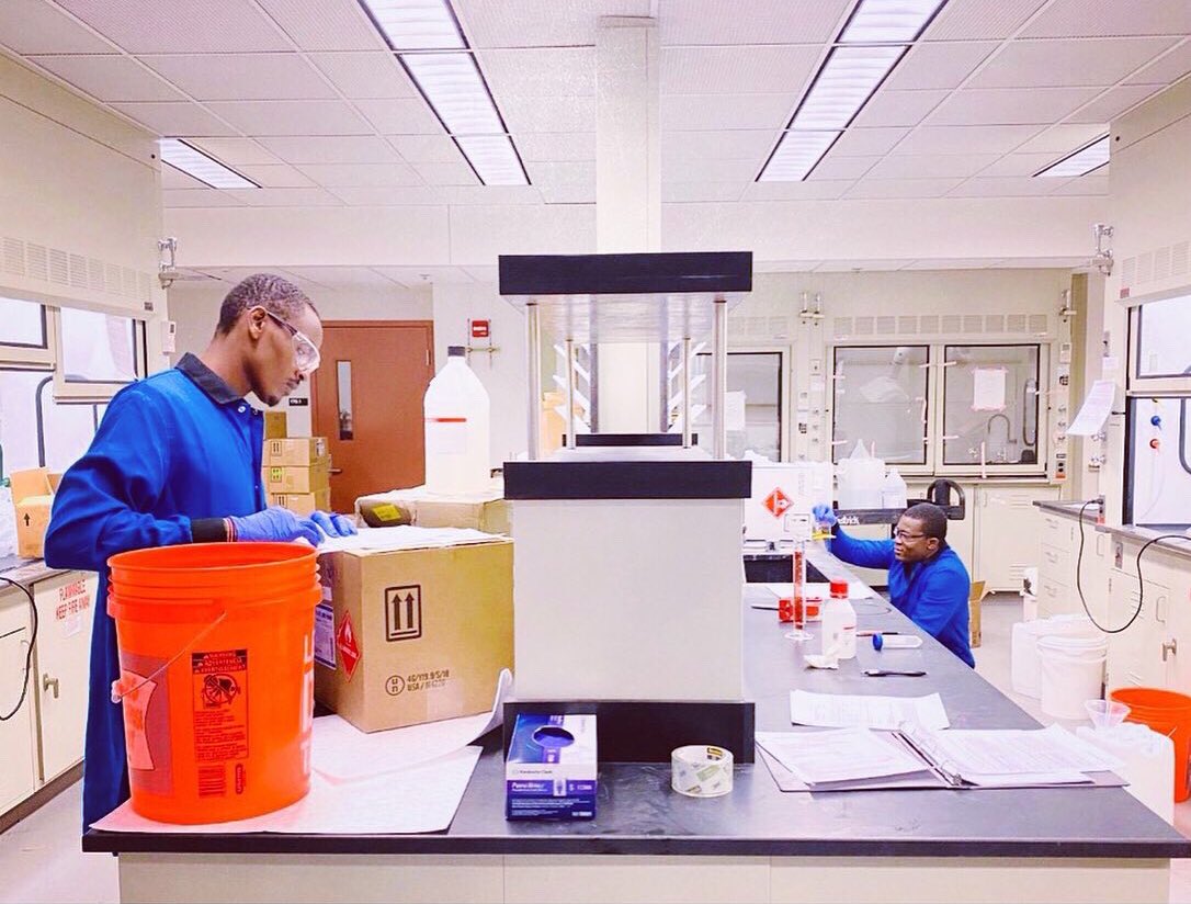 waynestatechem's tweet photo. Yesterday, volunteers from #WSUchemistry prepared 45 gallons of hand sanitizer for the Detroit and @waynestate police departments.

We are proud of the great response from our department to help the community in this time of crisis. 

#staysafestaywell #FlattenTheCurve Wayne https://t.co/ITKHwsrxOw