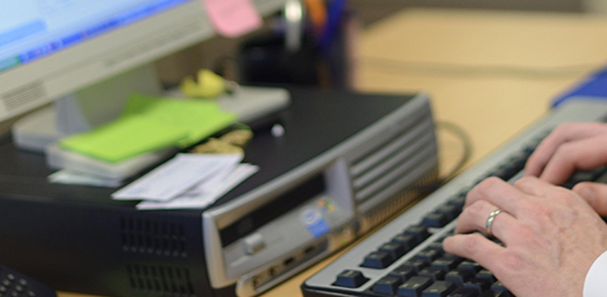 INRSfrance's tweet photo. [ASSISTANCE] #Covid_19fr 🦠Pendant la crise sanitaire, les experts de l'INRS continuent à répondre par mail aux questions des #entreprises et des #salariés concernant la #SantéAuTravail ou oriente vers les interlocuteurs les plus aptes à répondre ▶️https://t.co/Sc4yfVXtTS https://t.co/IHpVBTw91k
