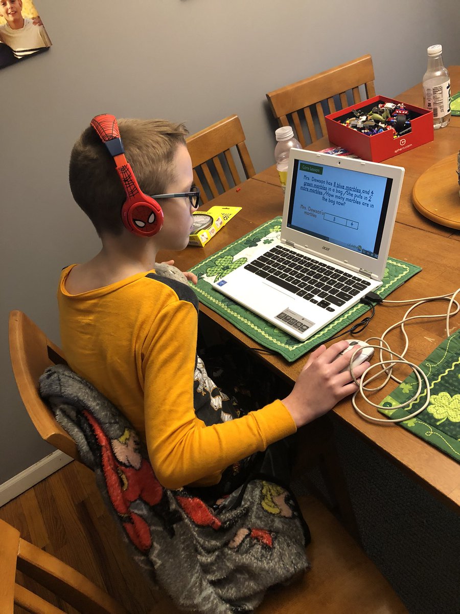 Distance Learning - Day 1.  Thank you <a href="/ChelseyEminger/">Chelsey Eminger</a> for making things easy to follow!  @BellflowerHardy #bellflowerway