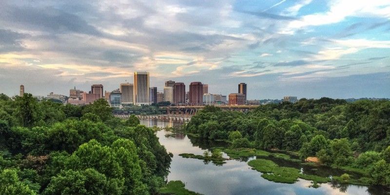 discoverRVAtour's tweet photo. We're all #StayingHome for the time being, but that doesn't mean you can't go outside for some fresh air (responsibly, of course)! Here's a list of our favorite views and overlooks in #Richmond. Where do you love to sit and pass the time in #RVA? https://t.co/1d33Jcf6hK https://t.co/4L5hgojggq
