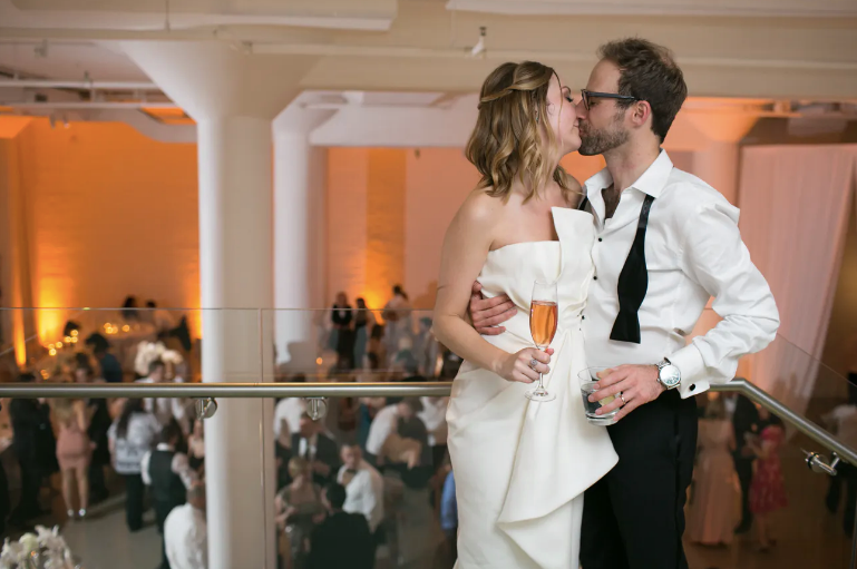 StitelyMusic's tweet photo. You want the perfect #weddingband, and @StitelyMusic wants to be exactly that for you. For more info on how to book, contact info@stitely.com. Don't forget, the Stitely Music team would love to be apart of your postponed wedding.
#stitelymusic
Photos by: Christy Tyler Photography https://t.co/gT6sFu3n00