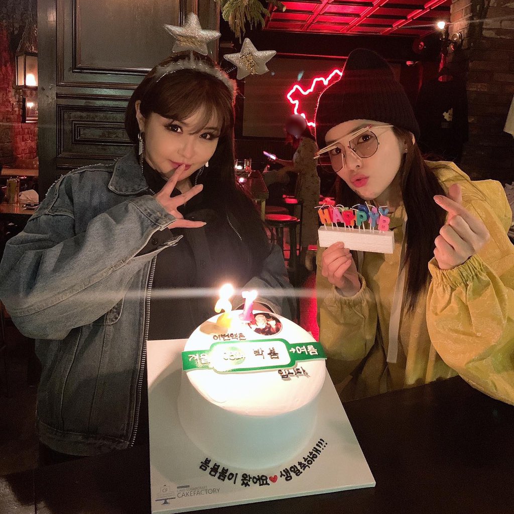 krungy21's tweet photo. 스케줄 끝나고 잠깐 집앞으로 와준 배미와 접선해서 후딱 케익 하구 퇴근~!!! 생일 축하해~!!! 🎂🎊🎉🎁🎈올해로 14번째 같이 맞는 생일이네~ 앞으로도 함께해!!! Happy Bday Bom!!! 😀🌽🌽🌽 #쌍박 #ssangpark https://t.co/StrsOcLttH