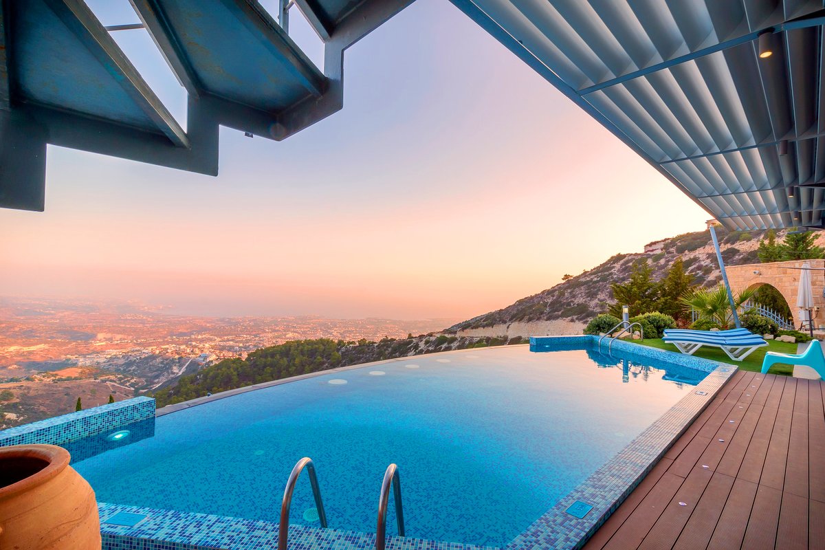 VacayVids's tweet photo. As COVID-19 takes hold now is a great time to think about your vacation or short term rental's presentation. Better presentation = better reviews = better occupancy. Here's some great ideas. https://t.co/l0S6Rxj7CO @Lodgify #StayHome #OpeningYourDoorToMore https://t.co/TiDIYcnFLf https://t.co/uFsiao1uqM