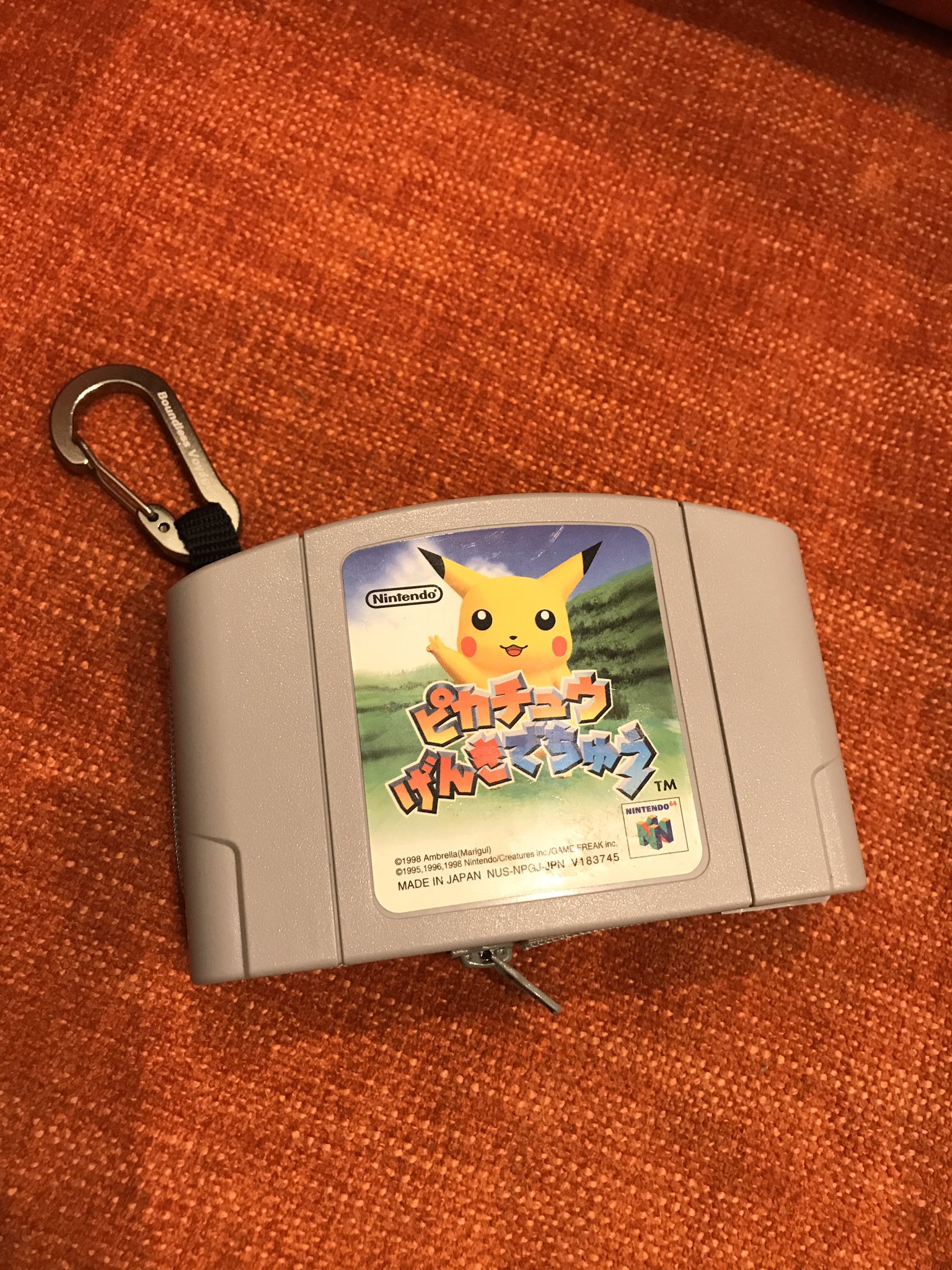 60ゲームが遊べる独自カセット付き！ コンパクトなファミコン