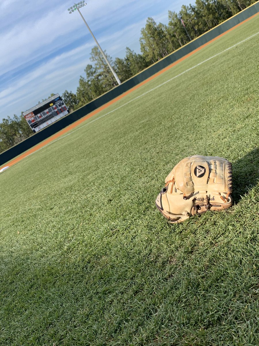 bspires5's tweet photo. If you are a baseball person please join the challenge of posting a baseball photo. Just one picture, no description. Please copy the text in your status, post a picture and look at some great memories/pictures.
Missing baseball so very much. Greatest game in America! https://t.co/z6JW4ivYjp