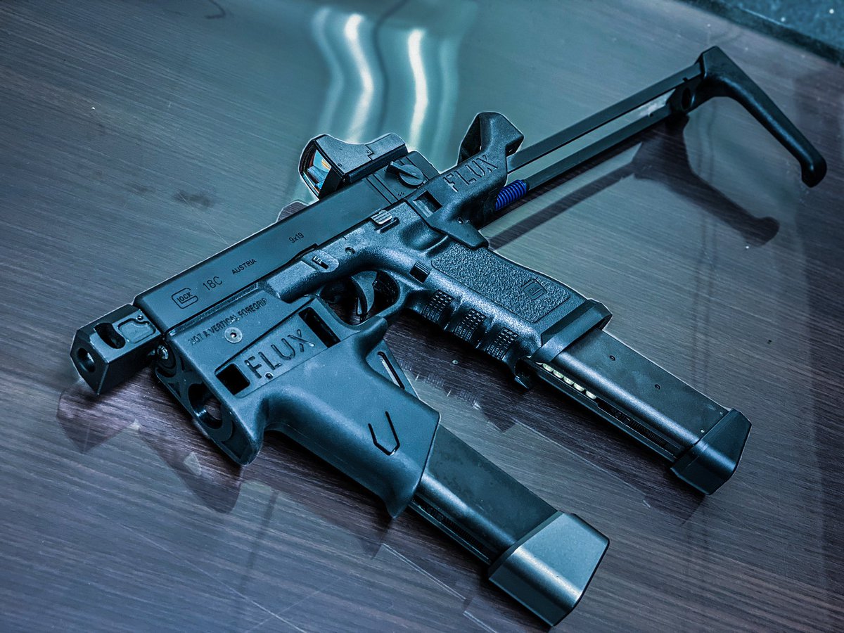 以前買ったGLOCK FLUX BRACEレプリカ、実物にあるマグホルダーフォア