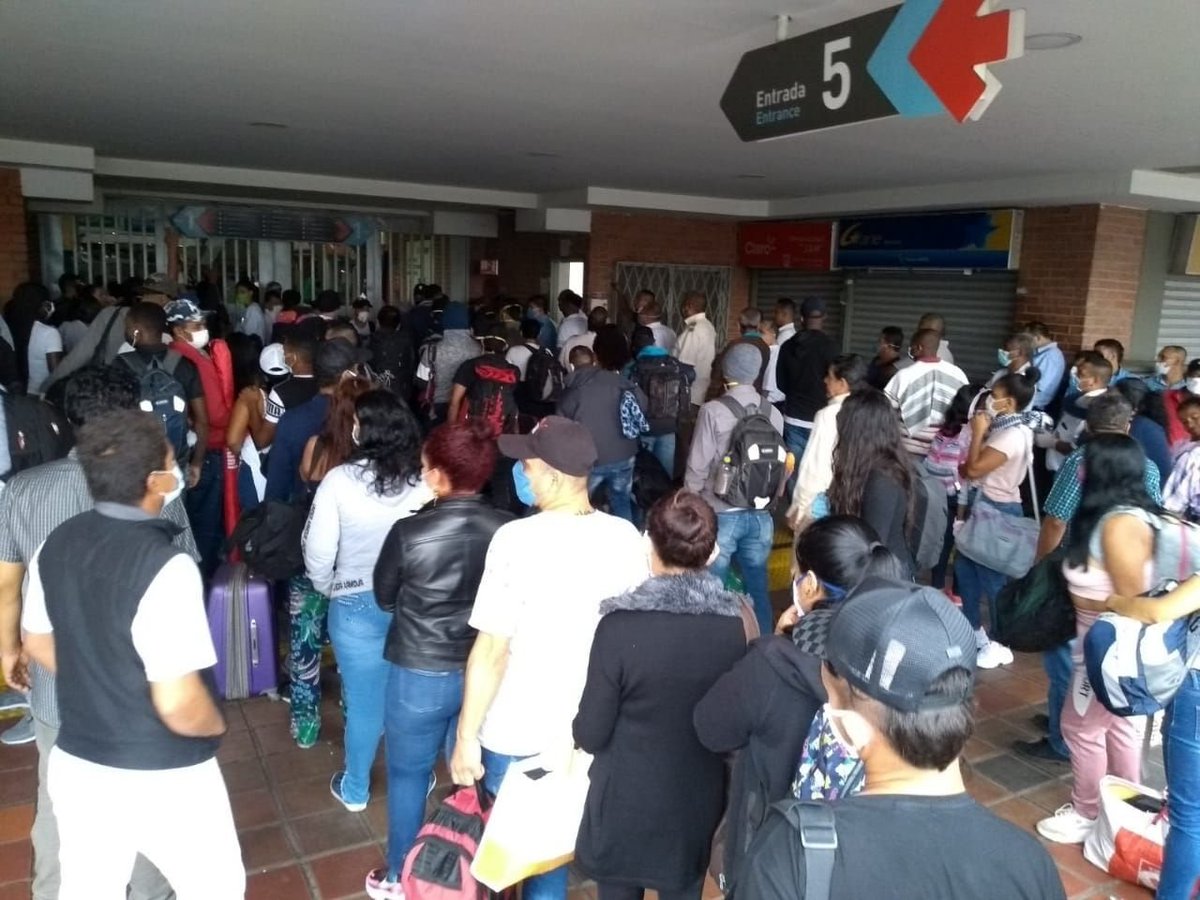 DixFM's tweet image. #URGENTE en Colombia

Preocupante situación en ciudades como Bucaramanga, Medellín, Cali y Bogotá, en las que se reportan aglomeraciones en servicios de transporte público a pesar de las medidas de toque de queda y cuarentena decretadas. El mensaje NO se entendió! #QuedateEnCasa