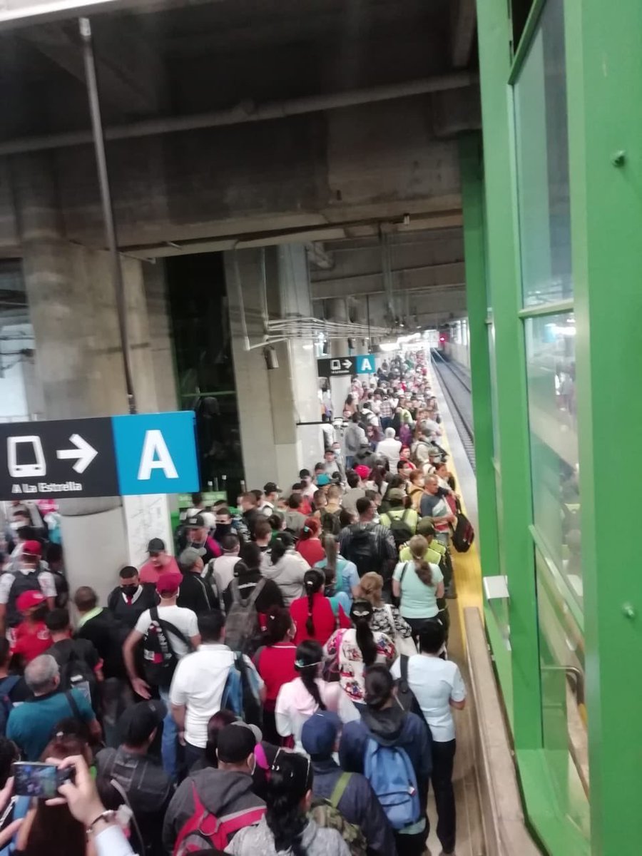 DixFM's tweet image. #URGENTE en Colombia

Preocupante situación en ciudades como Bucaramanga, Medellín, Cali y Bogotá, en las que se reportan aglomeraciones en servicios de transporte público a pesar de las medidas de toque de queda y cuarentena decretadas. El mensaje NO se entendió! #QuedateEnCasa