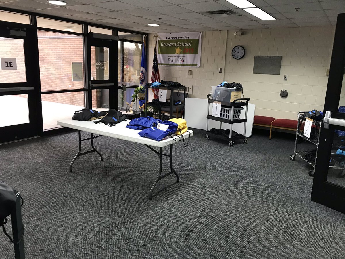 OndePerpsFdn's tweet photo. #relationshipsmatter #Fivehawks #wearePLSAS We are ready for iPad distribution at 11:00! 16 volunteers ready to give up a few hours of spring break to help students! Can’t think of a better example of service leadership! Proud to be a part of this marvelous team. https://t.co/BlbhISbnC8