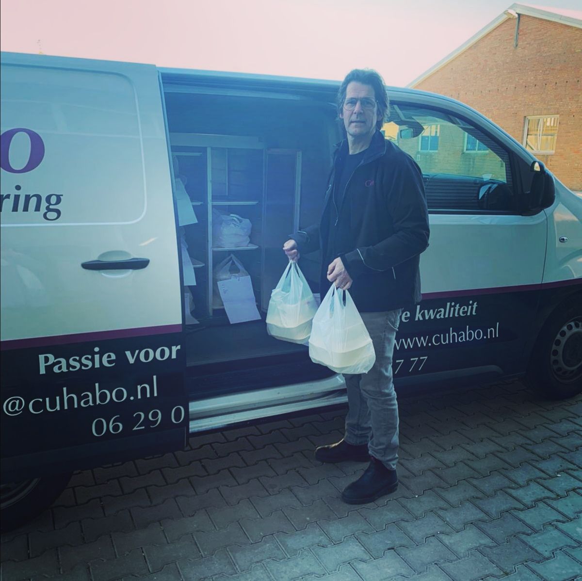 ZO! De keukenbrigade klaar en Karel ook om op pad te gaan, om de bestelde maaltijden voor de komende dagen te bezorgen! De 4 maaltijden die a.s. vrijdag kunnen worden afgehaald of bezorgd zijn ook sinds vandaag bekend. Kijk voor meer info op onze site: buff.ly/2WrJXQx
