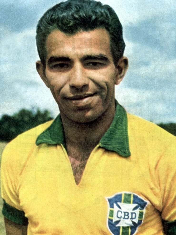 In 1958 WC, he was 2nd topscorer with 6 goals. That's 7 less than topscorer and 1 more than his teammate Vavá. In 1962 WC, he was mostly injured. He scored 1 goal in whole tournament. Garrincha and Vavá carried Brazil with 4 goals each.