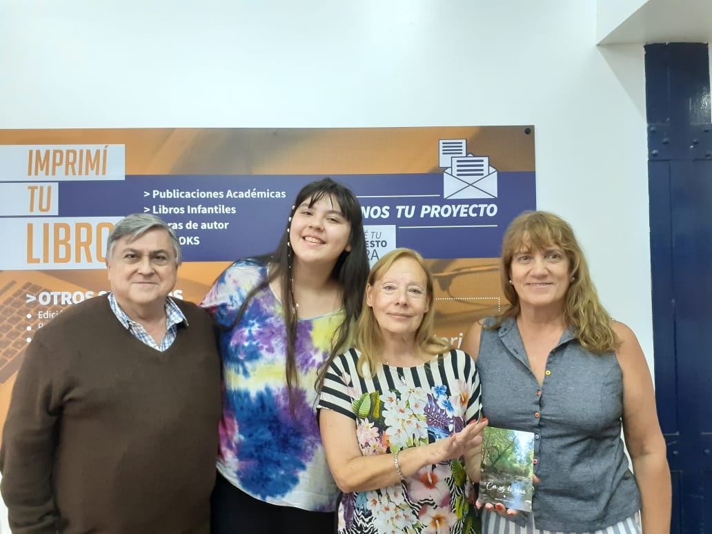 ImpServicop's tweet photo. Recuerdan que a fin del 2019 lanzamos un sorteo para premiar al ganador con la publicación de su libro?
María del Carmen Reyes ganó y les compartimos las postales del día que vino desde Rosario a recibir su libro.
Gracias a todos por participar!
#Editesulibro #Autopublicacion https://t.co/1oe7vir2hK