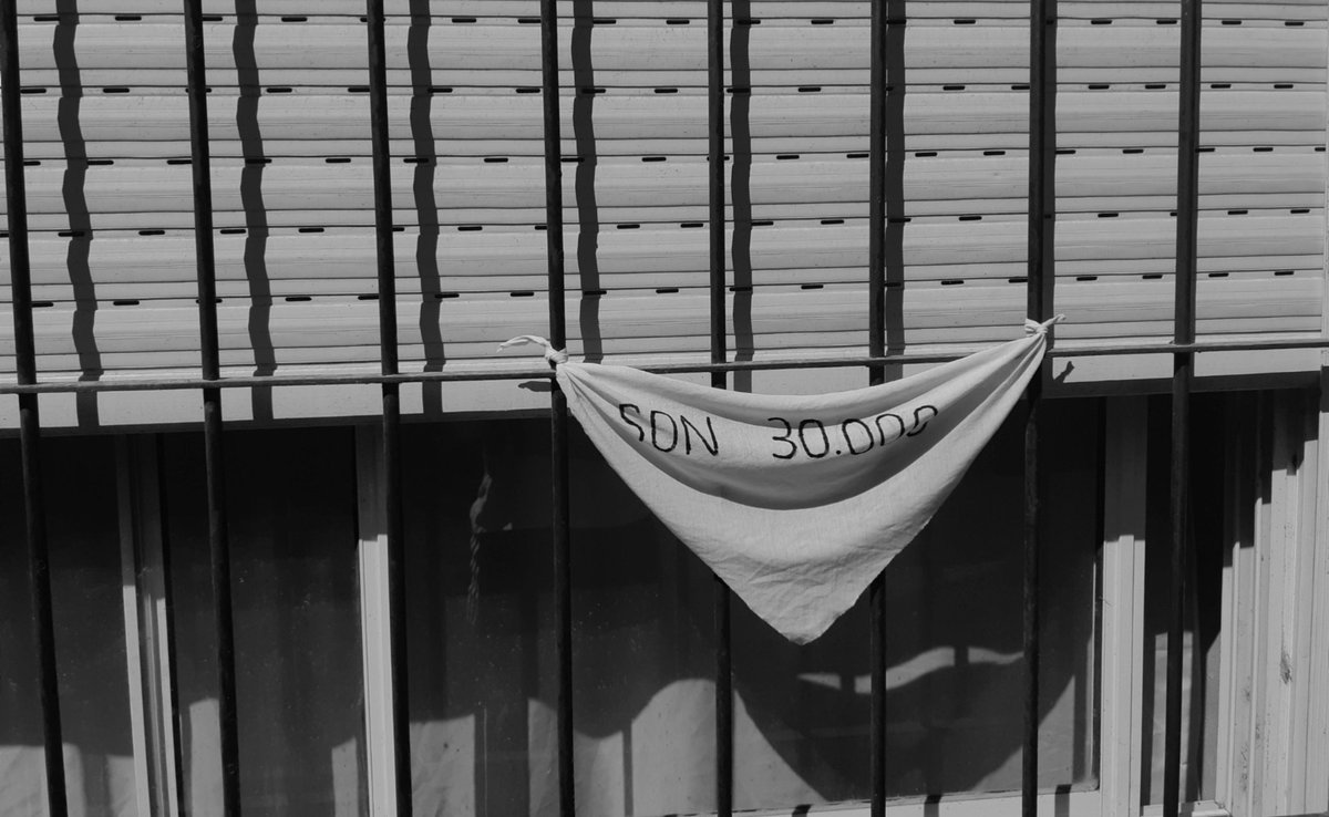 debomullerr's tweet photo. Hoy desde casa, para cuidar y cuidarnos, la mejor manera de homenajear a los compañeros y compañeras que ya no están, sigue siendo trabajar por la Argentina que ellos soñaron. Una Argentina con soberanía política, independencia económica y justicia social.
#PañuelosConMemoria https://t.co/N4Z1vmFGXx