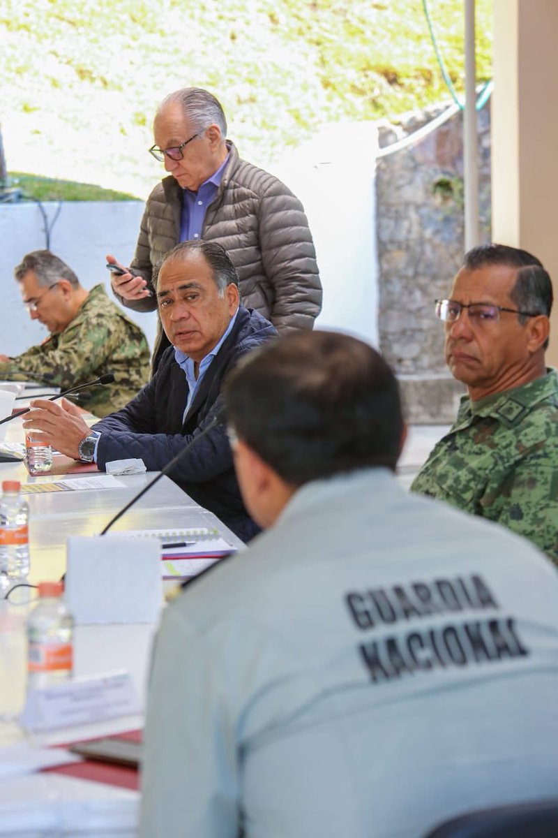 HectorAstudillo's tweet photo. Junto a mandos de las Fuerzas Armadas, del delegado federal @SanAmilcar, titulares de @FGEGuerrero, @SGG_Guerrero @SSPGro, @SSaludGro y @cdheg_ro, iniciamos #ComoTodosLosDías la sesión de la Mesa de Coordinación Estatal para la Construcción de la Paz. https://t.co/rqpbSgCDme