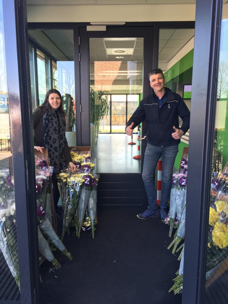 iperen_nl's tweet image. Collega’s kregen een mooie bos @zentoo_nl chrysanten voor de #flowerboostchallenge! #tuinbouw