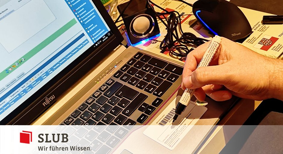 SLUBdresden's tweet photo. #SLUBKollegInnen im #Homeoffice aka #SLUBHomies: Roland Schramm hat die Anmeldungen auf dem Tisch. Ihr könnt euch jetzt registrieren &amp; unsere digitalen Angebote nutzen. Eure #SLUBCard liegt dann bereit für später.  #BibliothekenSindDa #SLUBDigitalOnly https://t.co/XkO4BeeAu3 https://t.co/XbRQMKKive