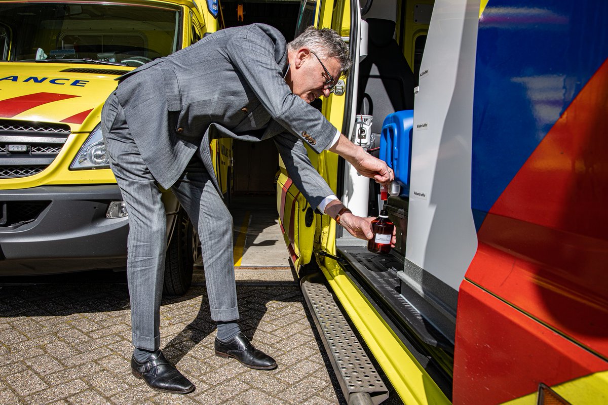 AmbulanceRR's tweet photo. Hulp uit onverwachte hoek! Levering van 600 liter 🖐🏿handalcohol🖐🏼 door distilleerderij Herman Jansen. @Arjenlittooij tapte vanmiddag de eerste flacon. https://t.co/HModL8zic3
#Corona #blijfthuis #ambulancezorgrotterdamrijnmond #veiligheidsregiorotterdamrijnmond #AZRR #VRR https://t.co/9mZ9YON7ck