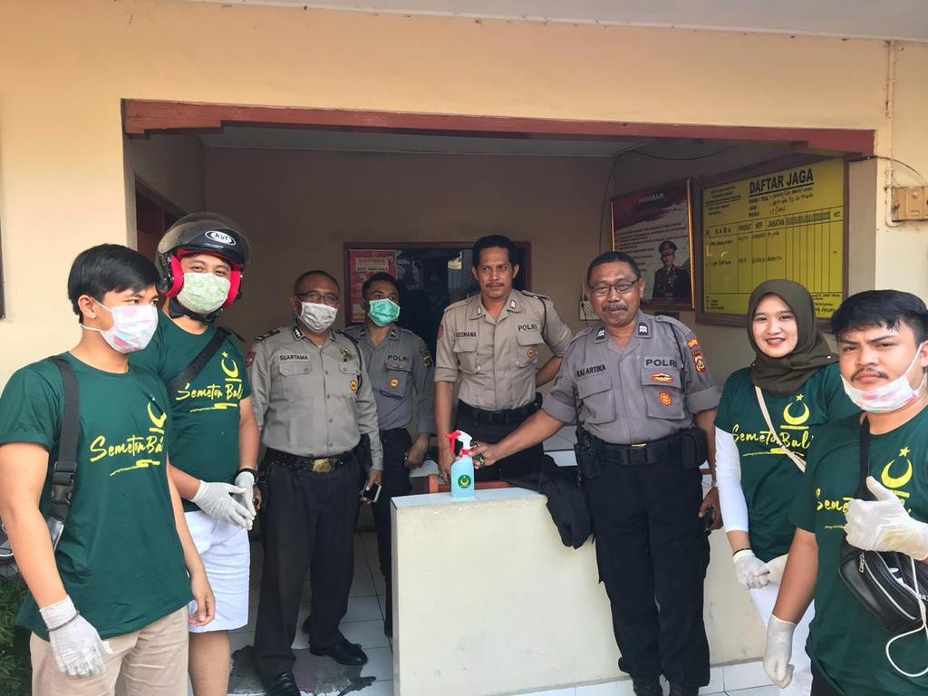 dpwpbbbali's tweet photo. Kegiatan memberi Disinfektan dan handsanitizer sebelum Nyepi 🙏

@OfficialDPP_PBB 
@pbb2024 
@fathonianton01 
@Yusrilihza_Mhd
@meridianramadir
@SukmoHarsono

#pbbsemetonbali #partaibulanbintang 
#pemudapbbbali https://t.co/XHnpi17F7d