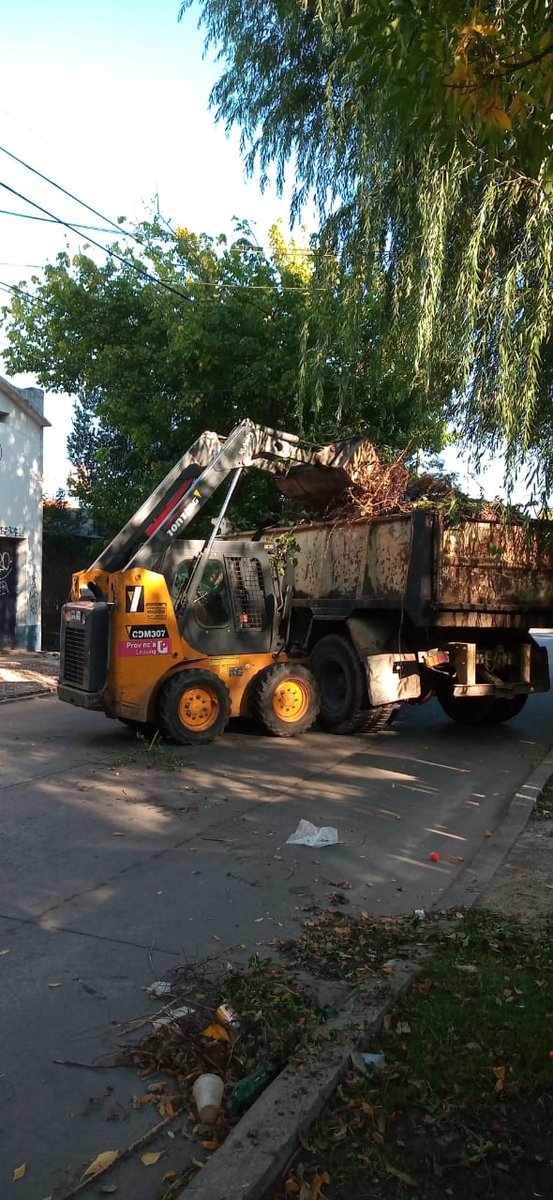 delegacionrinc1's tweet photo. 🚜Continuamos brindando los servicios imprescindibles para la limpieza de nuestra ciudad durante el periodo de aislamiento. #RinconLimpio
#Vecinos
#QuedateEnCasa
⚠️Emergencias #DC103 https://t.co/WqGB65zcW5