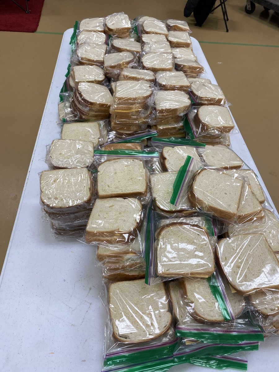 CloverRidgeElem's tweet photo. UPDATE: Staff prepared bags with 5 lunches per person for the remainder of the week. The goal is to distribute all the meals today! Please spread the word so kids can eat! Will update you more as information becomes available. TODAY ONLY. Lunch for a week. 🍎♥️ https://t.co/HvMz91yTb2
