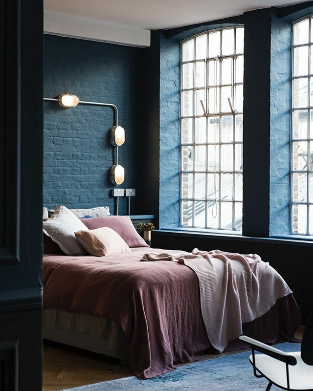 Here’s a bedroom I styled for the <a href="/mywarehousehome/">Warehouse Home</a> london design week pop up installation a while back. I’d quite like to move in! Shot by the lovely <a href="/daveycleveland/">David Cleveland</a> 💙 #warehousehome #bluebrick #pinklinen #crittalwindows #londonstylist #interiorstyli… ift.tt/33OxBU7