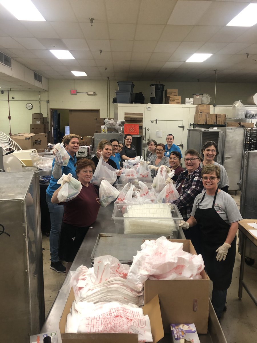 DavSchools's tweet image. Not all heroes wear capes… some wear aprons, which are really just capes backwards. 🦸‍♀️🦸‍♂️

Thank you to our dedicated assembly line workers who have been providing grab-and-go meals at no cost to any child between the ages of 1-18 years old, Monday-Friday 11 a.m. to 1 p.m.🍎🥪