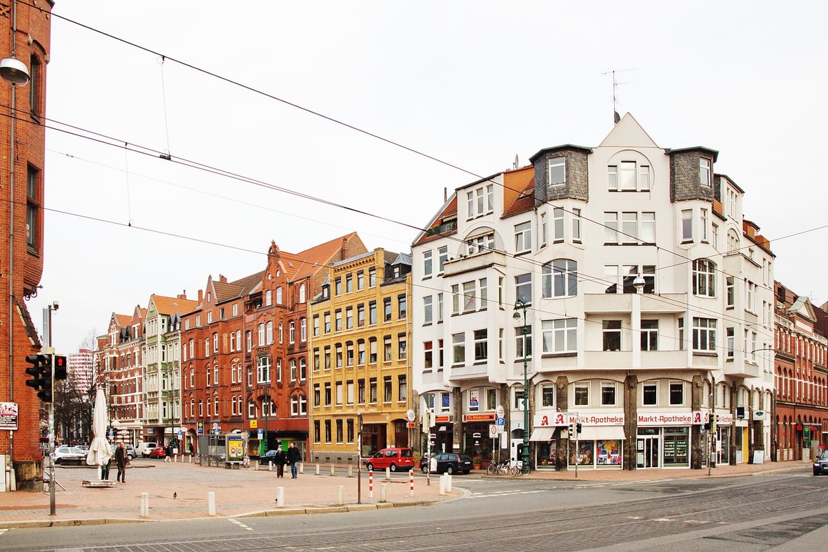 Since we can't leave our houses, I thought I'd make a short thread on some of the houses Hannah Arendt lived in.Hannah Arendt was born in Linden, Hannover Germany on October 14, 1906. This was her first home, Lindener Marktplatz 2.