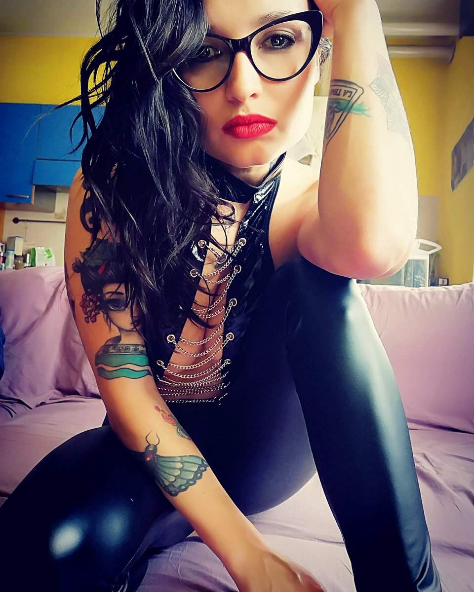 CamLuxuria's tweet photo. Why guys
#inkedgirl #dark https://t.co/nXwW5hcBX2
