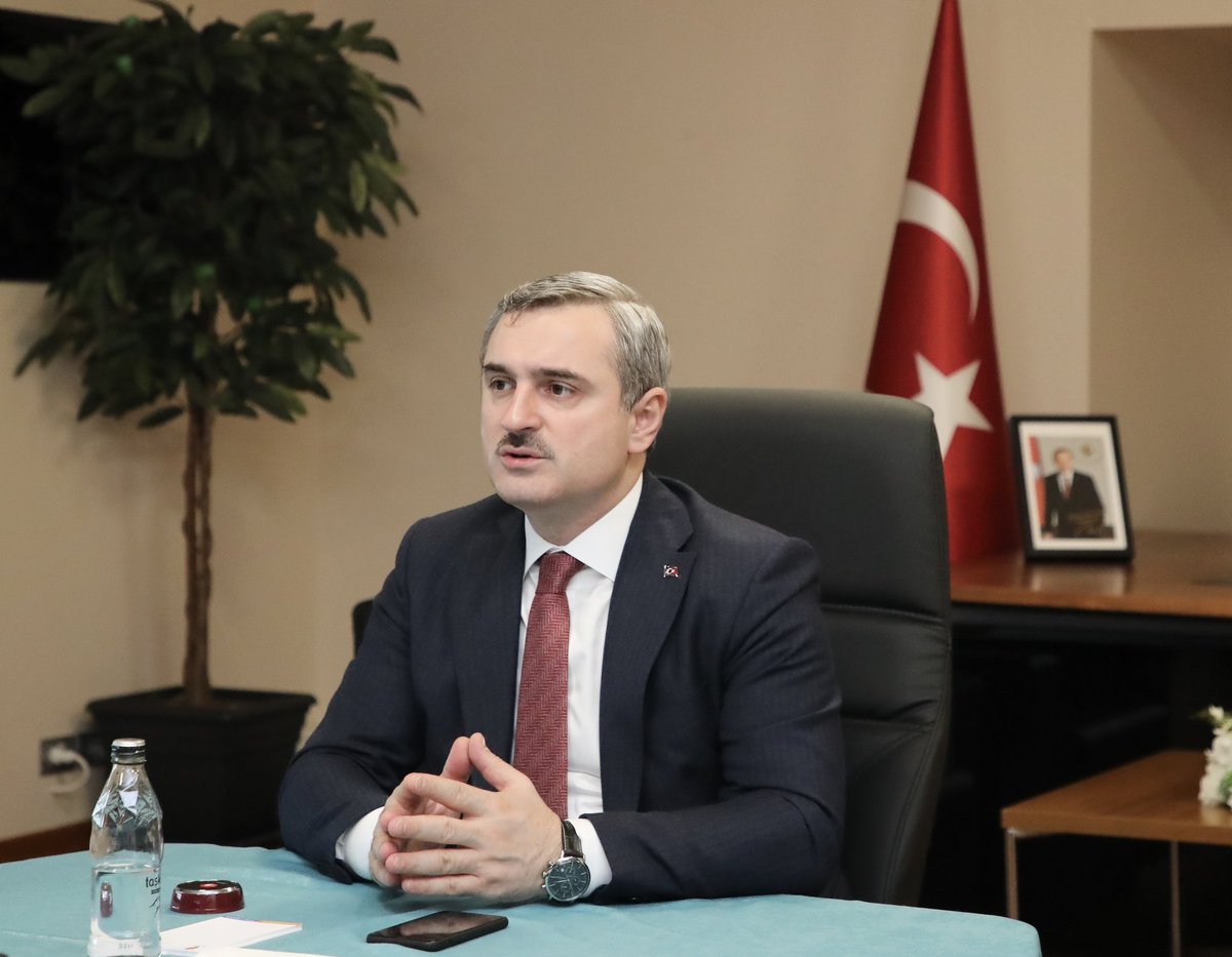 bayramsenocak's tweet photo. Başkanımız Sn. @RTErdogan'ın teşrifleriyle; İlçe Başkanları ve Belediye Başkanları Toplantımızı video konferans ile gerçekleştirdik.

Koronavirüs ile mücadelede devletimizin tüm birimleriyle yürüttüğü çalışmalara teşkilatımızın ve belediyelerimizin verdiği desteği değerlendirdik. https://t.co/SuhsJwtsFE