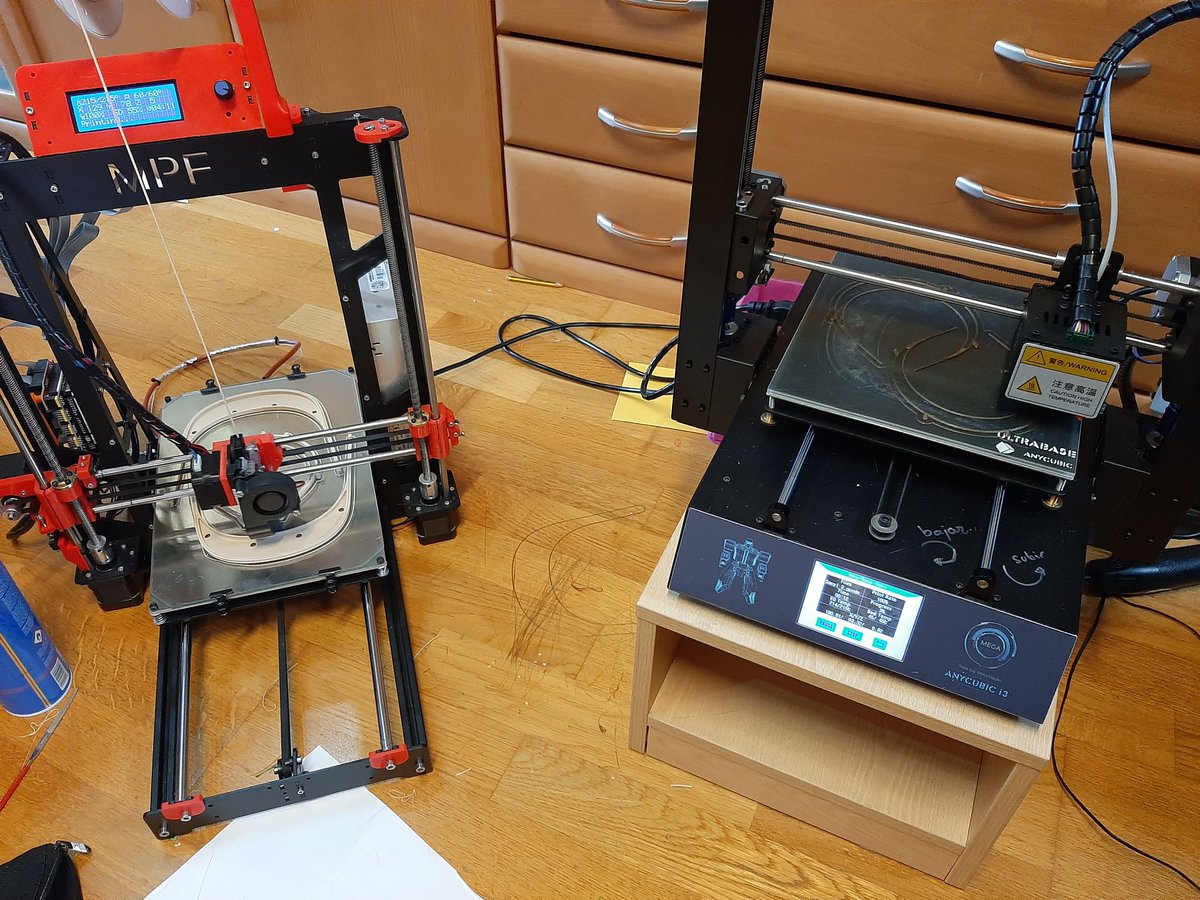 AnaFisioUsal's tweet image. #PRL #Covid_19 #Salamanca Estamos fabricando caretas de Protección  necesitamos acetatos de más de 150 micras para terminar en nuestros domicilios y facilitar las entregas. Por favor urge