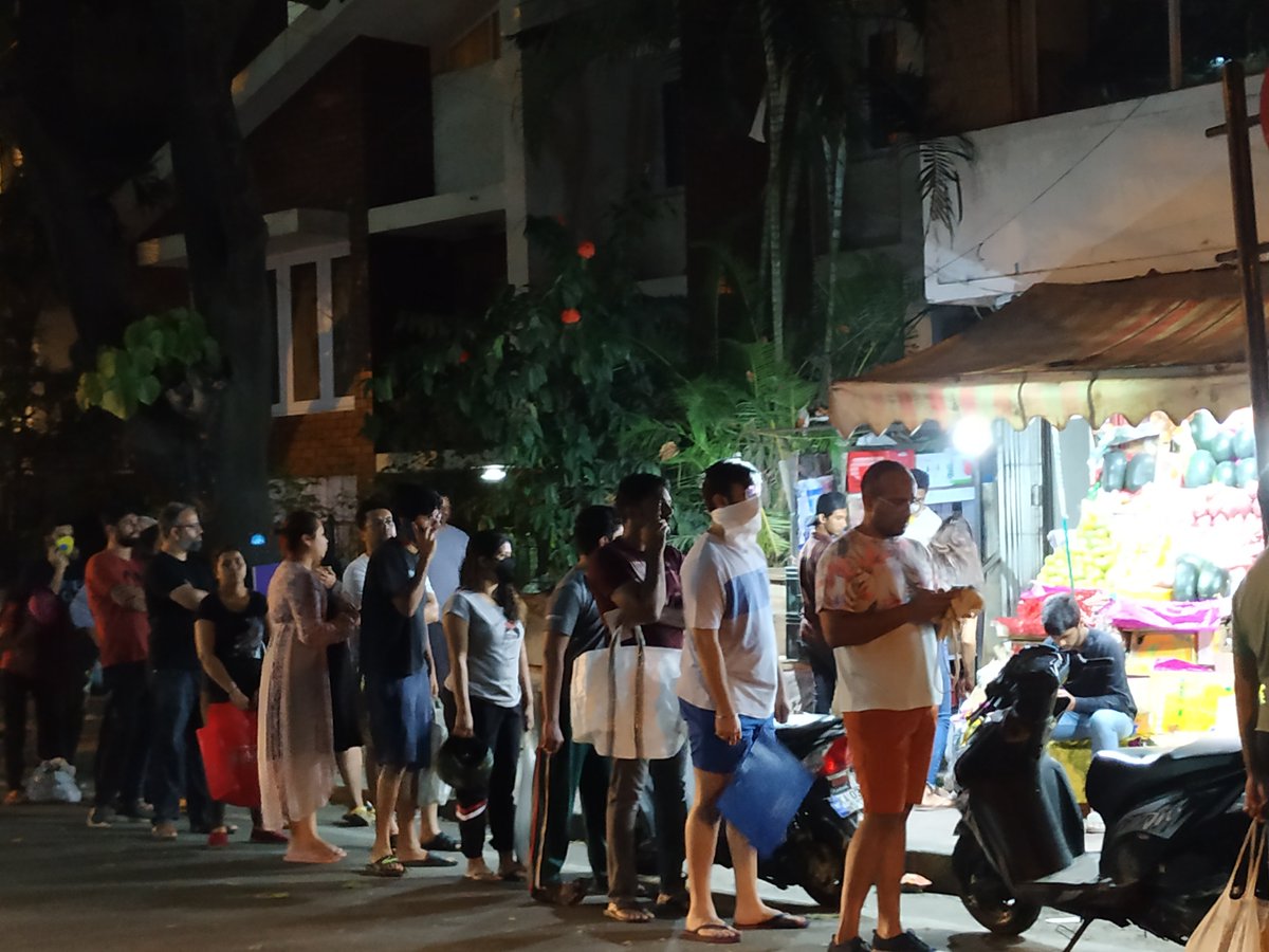 sundermanbegins's tweet photo. Queues outside supply stores are overflowing. Even if the Centre announced that essential stores will NOT be closed, Bangalore police has been roaming the streets today forcing supermarkets to shut by 1 pm. There's no sync between order and action. Naturally, people panic. https://t.co/16DrCUICX9