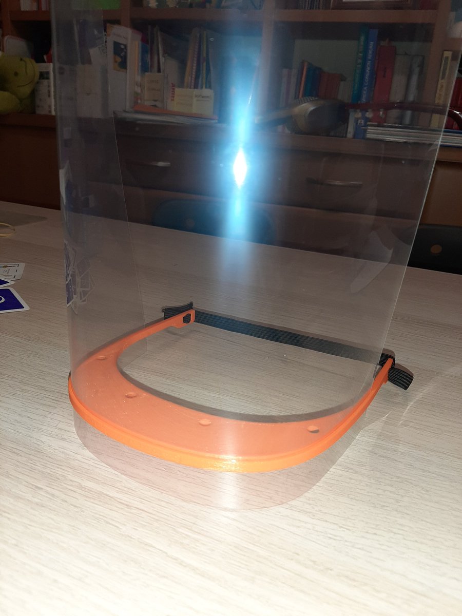 AnaFisioUsal's tweet image. #PRL #Covid_19 #Salamanca Estamos fabricando caretas de Protección  necesitamos acetatos de más de 150 micras para terminar en nuestros domicilios y facilitar las entregas. Por favor urge