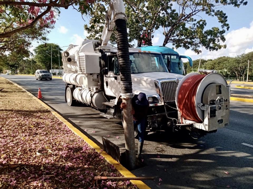 Nuestro compromiso contigo es 24/7, las #BrigadasPorCancún continúan con las labores de limpieza en diferentes puntos de la ciudad. Lo más importante es tu bienestar y eso nos motiva a seguir trabajando para ti. #CancúnTodosUnidos