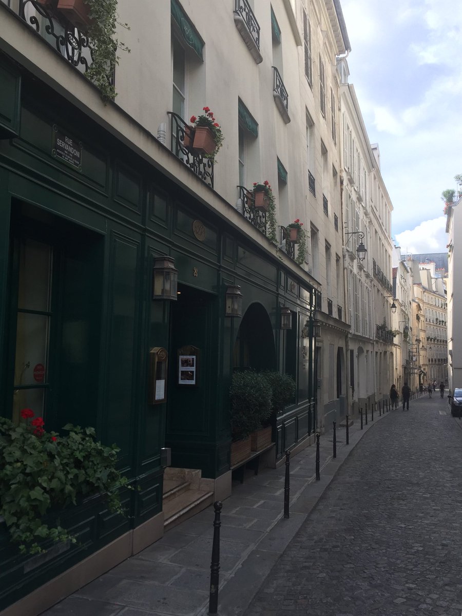 After escaping the Gestapo in 1933, Hannah Arendt fled to Paris via Prague & Geneva. Since she was sans-papiers she could not rent an apartment or legally work, and was forced to move from hotel to hotel. This was one of them: 26 rue Servandoni. L’hôtel des Principautés Unies.