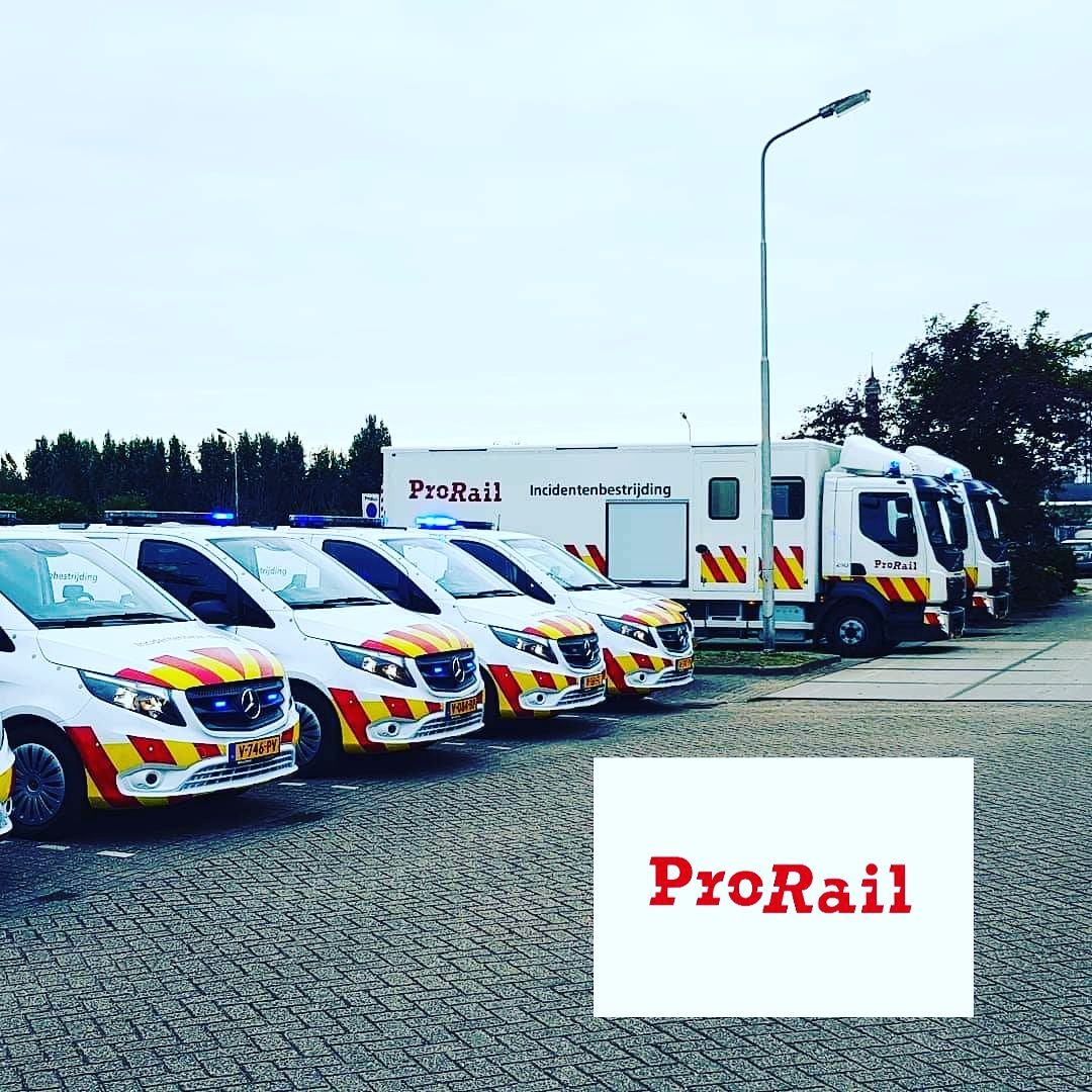 JohanKnuivers's tweet photo. In verband met een aanrijding in #Bussem is er geen trein verkeer tussen #Utrecht en #Hilversum #incidentenbestrijding gaat ter plaatse om hulpverleners te assisteren. @OvDRail_Jeroen https://t.co/IZJ3HnILMZ