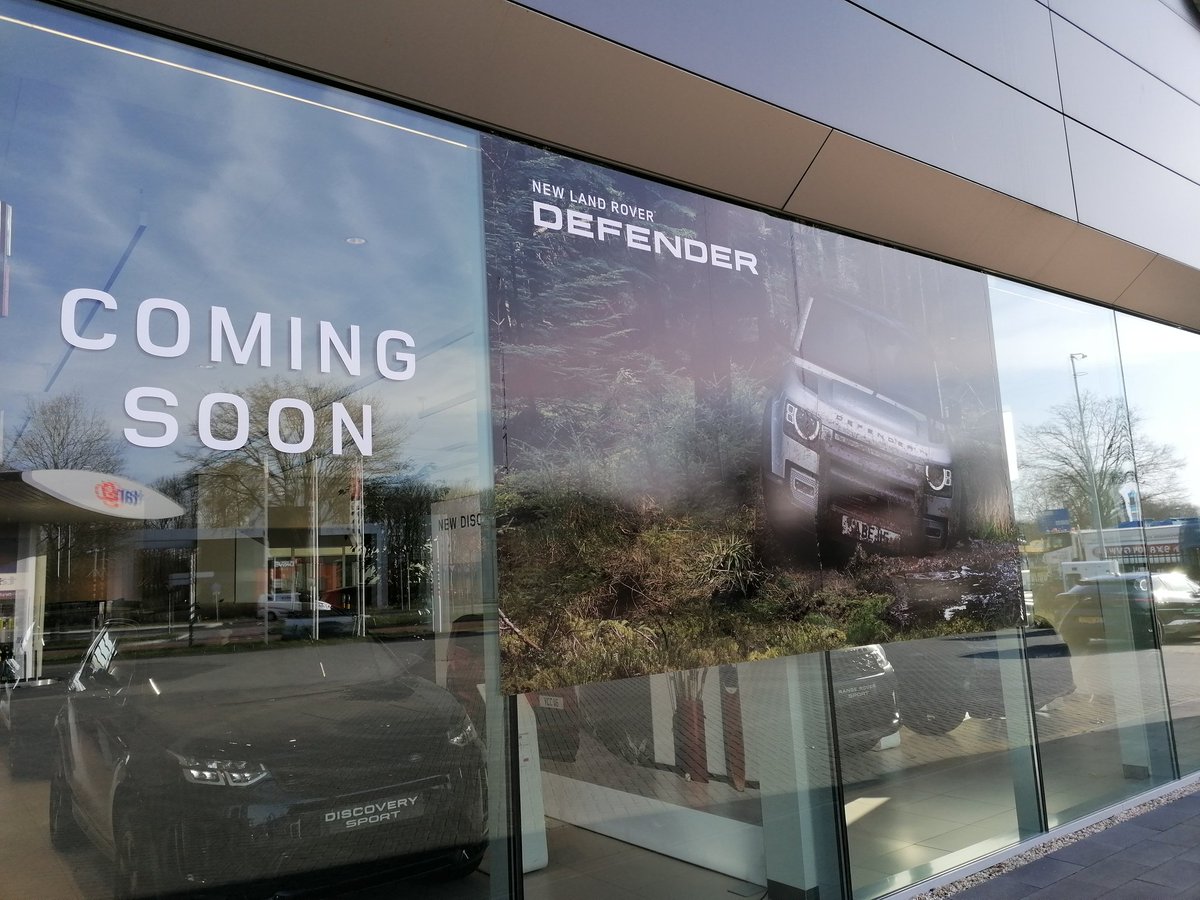 De showroom is aan de buitenkant klaar. Nu wachten op de eerste #defender