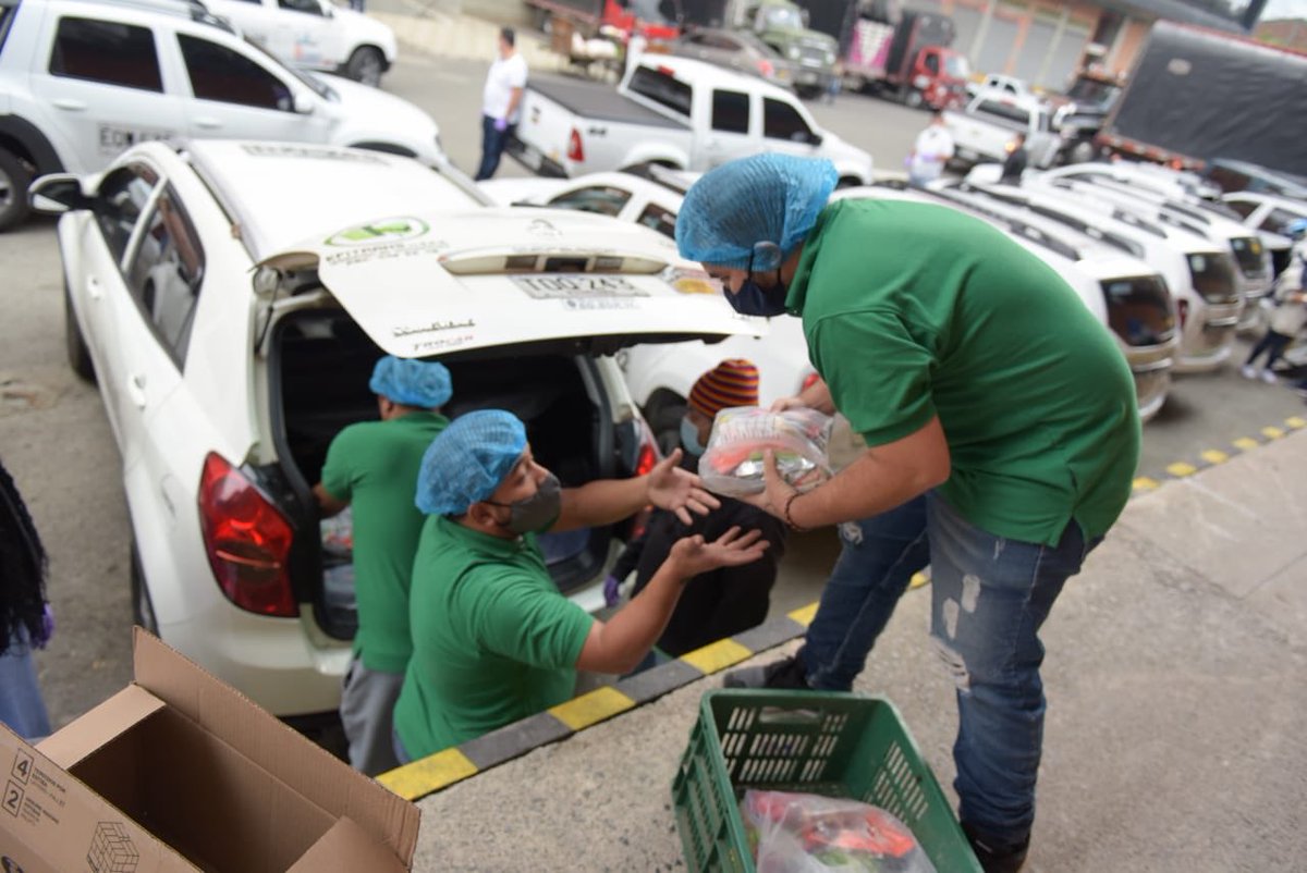 QuinteroCalle's tweet photo. Aseguramos que los niños, niñas y jóvenes tengan alimento durante esta cuarentena. Hacemos la entrega del complemento alimentario a las familias de los estudiantes priorizados, son 220.578 paquetes. Superaremos esto juntos. #MedellínSeQuedaEnCasa https://t.co/KnI45E7vaX