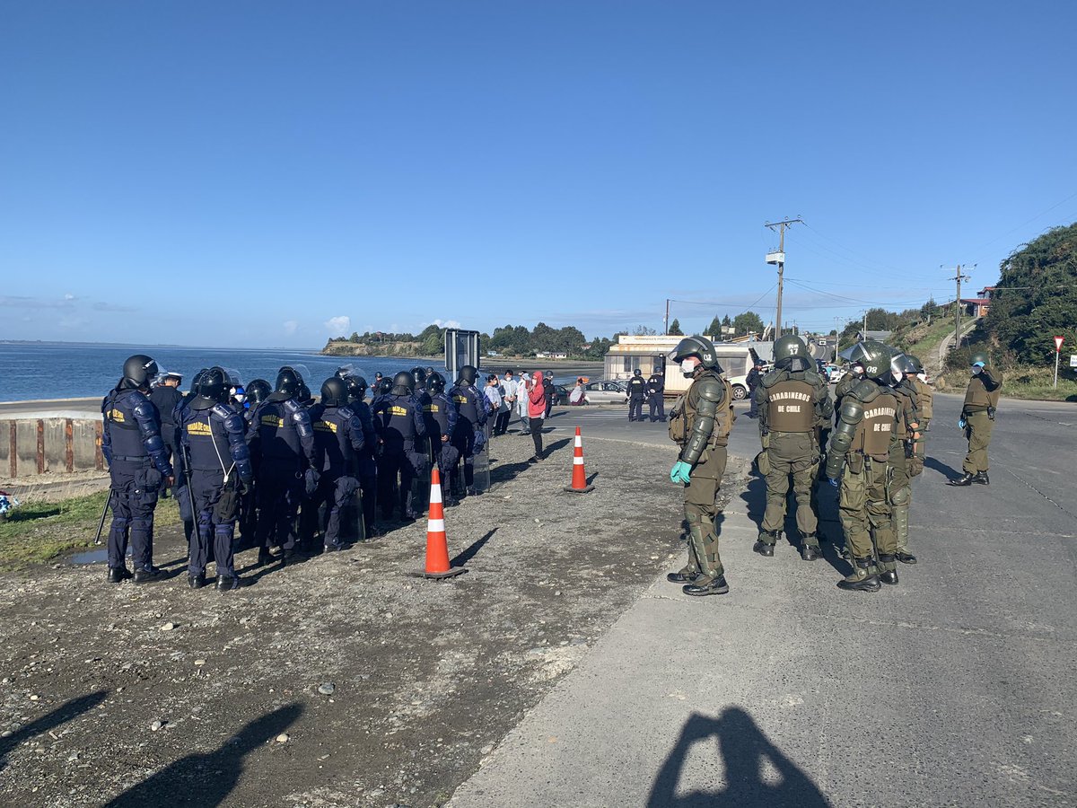 DefendamsChiloe's tweet photo. #AHORA | sigue el abuso policial contra el grupo de dirigentes sociales que defiende #Chiloé !!! IMPRESENTABLE . Se suma contingente de la Armada @JGMRadio @El_Ciudadano @PiensaPrensa1 @CNNChile @T13 @meganoticiascl @Cooperativa @radiochiloe @latercera @elmostrador https://t.co/BCCexO2fUd