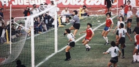 festigolchile's tweet photo. Un 24 de marzo de 1985 se jugó un partido para la historia, con los relatos de Patricio Bañados, patadas uruguayas, gol imposible, piedras desde la tribuna, es realmente una película de suspenso. Eliminatorias de los años 80, en noventa minutos.

https://t.co/zR7O8OdXq8 https://t.co/Bm12IbYqUq