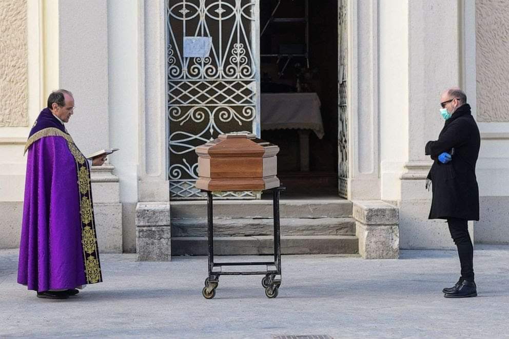 paddymacc1's tweet image. The loneliness of funerals in Italy during these difficult times.
A priest, a son and his mother. 
20th March 2020 Bergamo. 😢
Piero Cruciatti/AFP via Getty Images