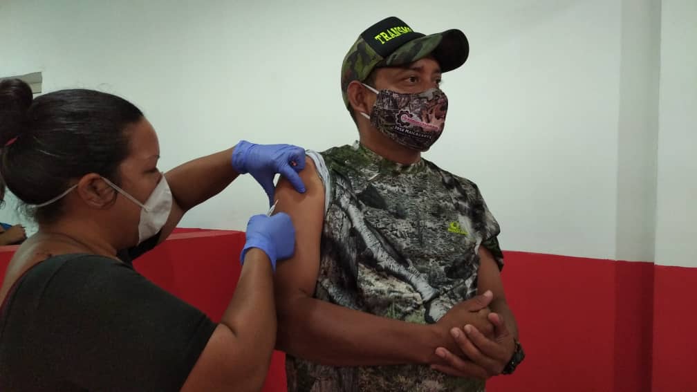jvmaicavares's tweet photo. Hoy realizamos una jornada de vacunación correspondiente para la atención de la clase obrera de @trans_monagas. 130 dosis de toxoide, fiebre amarilla, rubeola y sarampión fueron aplicadas al personal #VenezuelaCombateAlCovid19 @NicolasMaduro @yelitzePSUV_ https://t.co/ycWUMj50hp