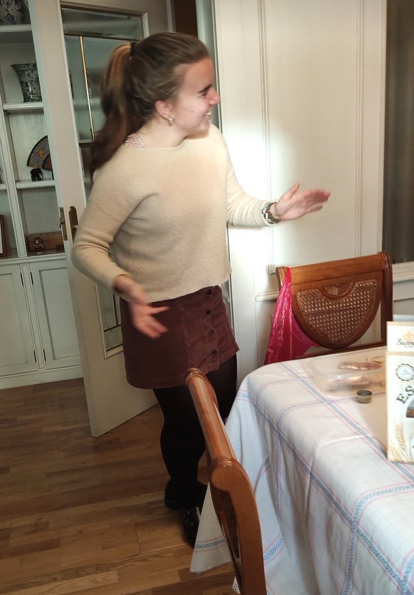 luuxxx__'s tweet photo. BEGO
-"Estoy hasta los huevos"
-No se calla ni debajo del agua
-Se inventa las respuestas en examenes
-Es raro que se enfade (pero ojo cuando se enfada)
-Mega organizada
-Siempre haciendo cosas en la parroquia
-Sus amigos se llaman Cayetano y lo sabe 
-Facha vibes pero nada q ver https://t.co/OIp2ts0XHP