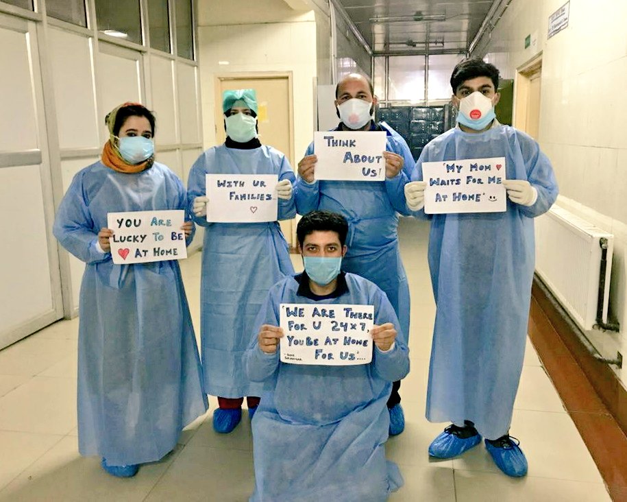 saagar_anand's tweet photo. Plea from my seniors for people of India.🙏
Please think over it and follow the guidelines of honourable PM @narendramodi ji of social distancing.
Stay safe, stay home.

#21daysLockdown #IndiaFightsCorona #CoronavirusLockdown https://t.co/iodwxQy52U
