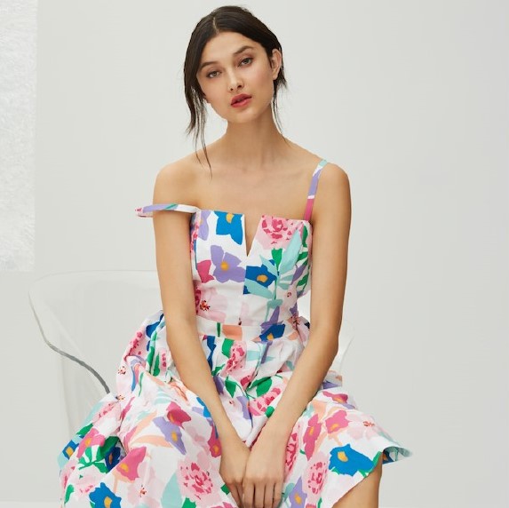 Q: What kind of dress does a house wear? A: An ad-dress! 😁
Nothing like a #dadjoke cheer us up, especially in this colorful spring look by MILLY from Lebel Group at f.i.g., Gallery 126. Contact @lebelgroup for sourcing.
.
.
.
OPEN TO THE TRADE ONLY