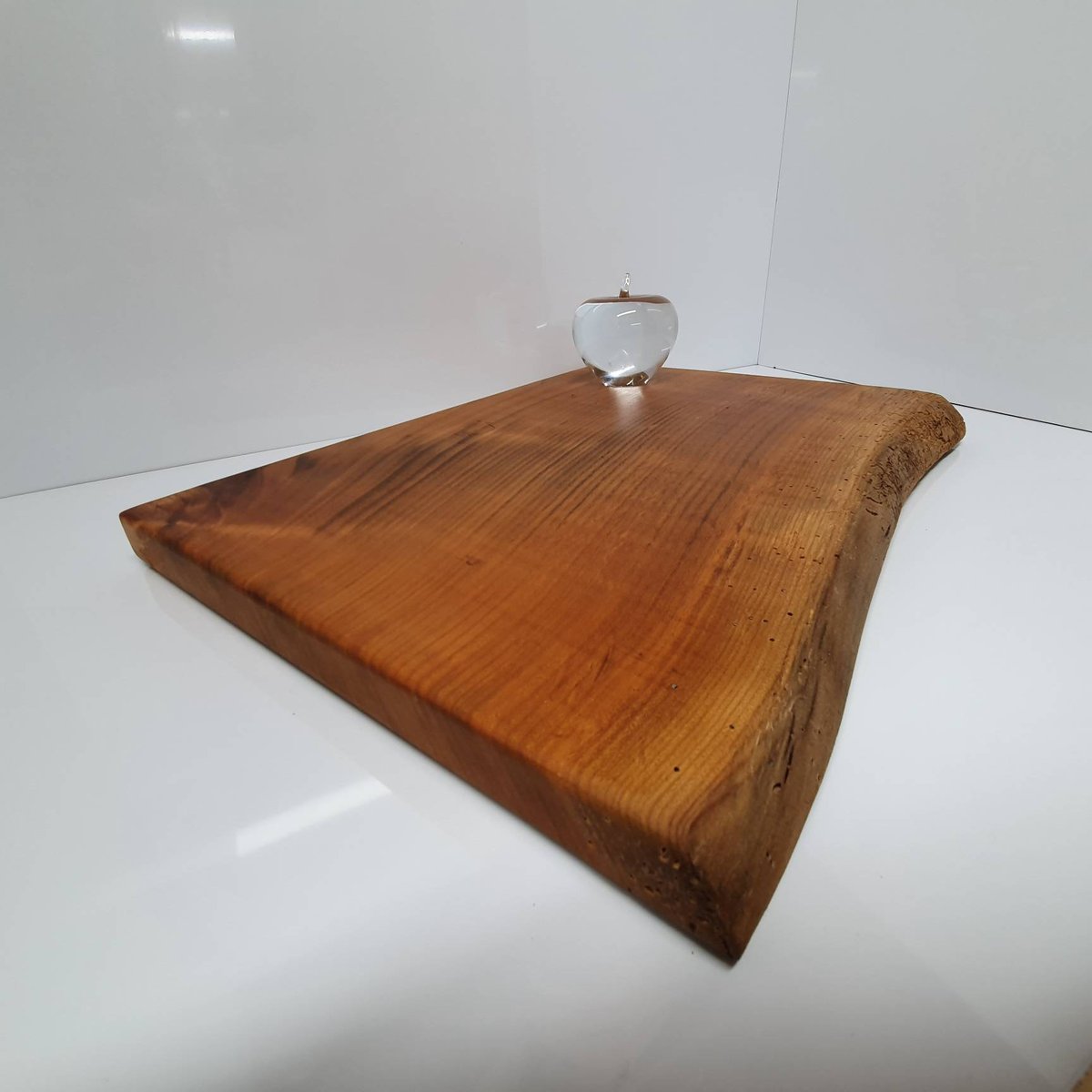 BarnMiddle's tweet photo. Serving board, Live edge Cheese board https://t.co/zetVNl7wM8 #CuttingBlock https://t.co/Pvu23ZvG8s