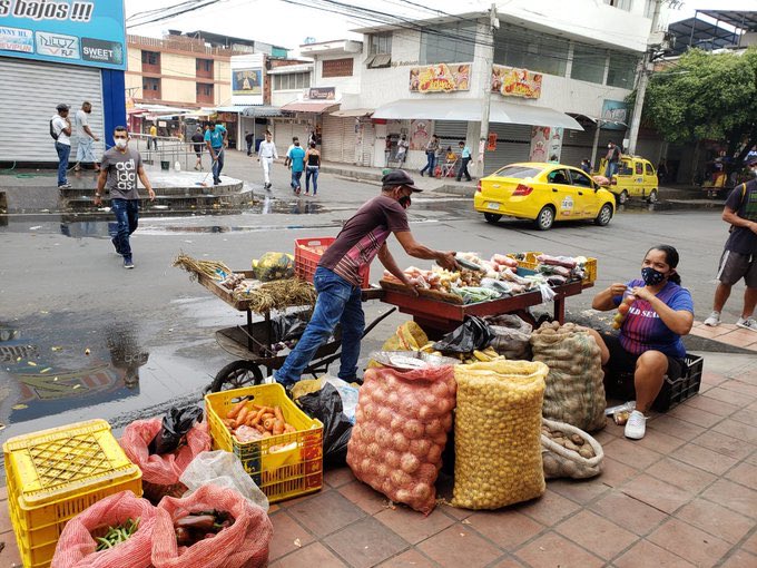 DanielSamperO's tweet photo. La gente no incumple la cuarentena porque quiera sino porque vive del rebusque: porque si no trabaja en el día, no come en la noche: es la realidad social de Colombia: ¿de qué forma podríamos ayudar, de qué manera se puede solucionar esta realidad? https://t.co/gG4G0p3MxT