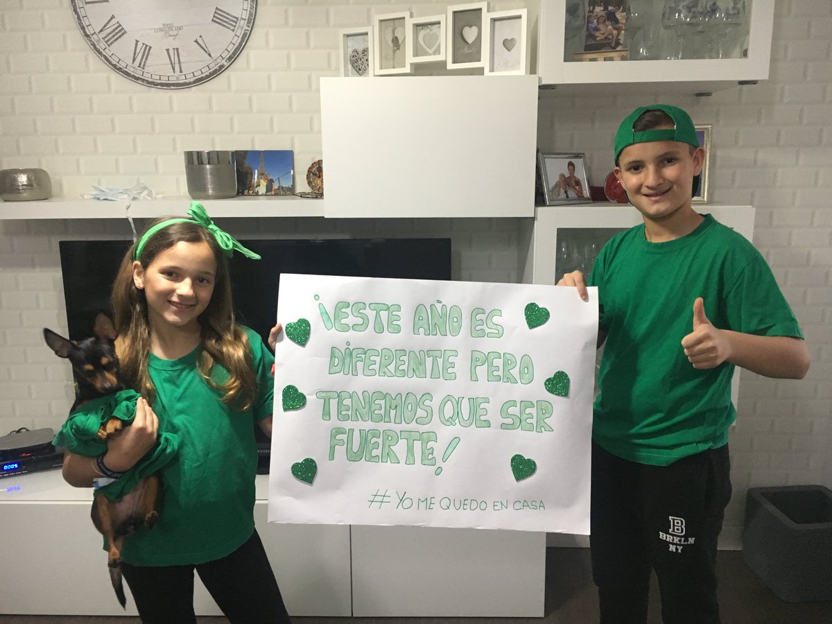 AmpaBuenConsejo's tweet photo. La familia Ruano López nos manda esta divertida foto. GRACIAS! #RojosyVerdes #100CBC #Melilla #BuenConsejo Compartir las ideas nos hace estar más cerca de aquellos a los que vemos todos los días en el cole https://t.co/r4R7VRARyA