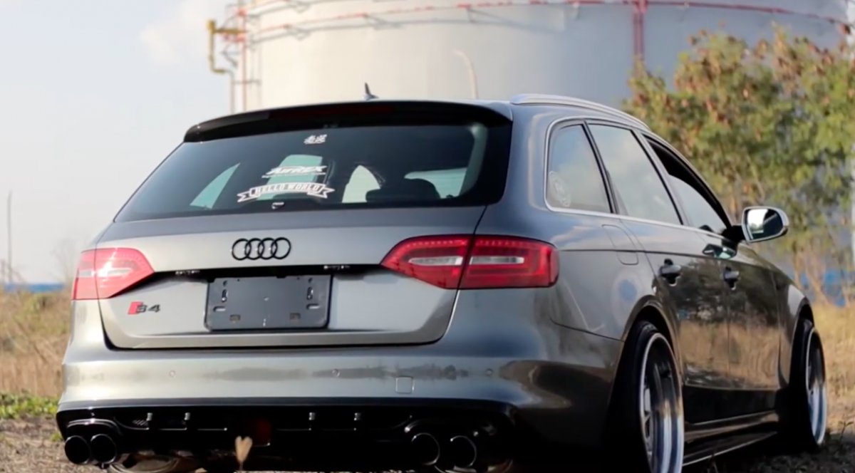 AutoBildspain's tweet photo. VÍDEO: Los familiares también pueden sonar así de brutos, que se lo digan a este Audi S4 Avant https://t.co/9ToOPtS8xu @AudiOfficial https://t.co/bKOABxXont